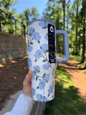 Hydrangea 40 oz HydroJug Traveler BNWT, Authentic Blue Flowers White HTF print